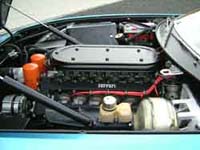 Motorraum des Ferrari 365, Leistungsgesteigert von 350 auf 400 PS, wie aus dem Ei gepellt.